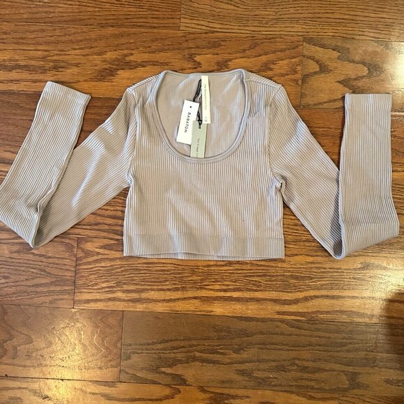 NWT Babaton Sculpt Ribbed Scoop Neck Cropped Longsleeve Size Small Seamless - Picture 8 of 8